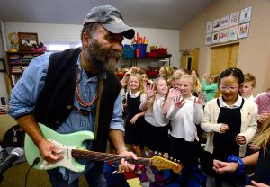 Otis Taylor in Boulder Country Day School visit, 2018 (photo by Paul Aiken)